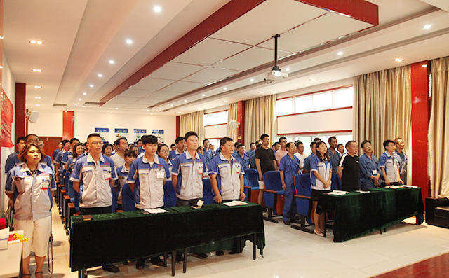 滿懷激情的高唱《中華人民共和國》國歌。