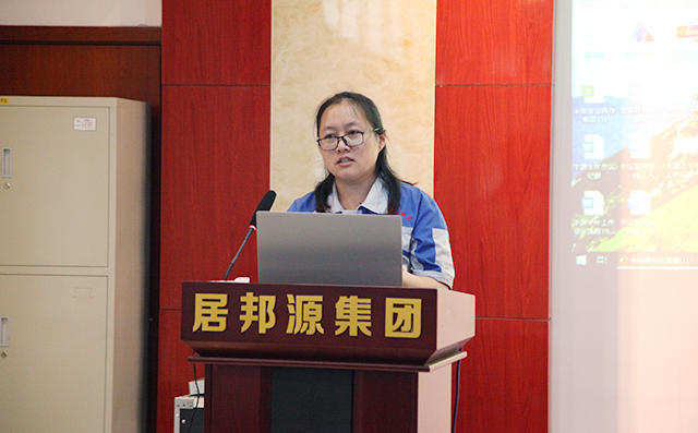 貨運(yùn)內(nèi)勤代表孟德林對公司工作體系以及貨運(yùn)部門的工作進(jìn)行匯報(bào)。