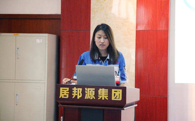 營銷部總監(jiān)盧玉麗對公司上半年工作進(jìn)行總結(jié)分析經(jīng)驗(yàn)教訓(xùn)、對下半年落實(shí)發(fā)展戰(zhàn)略的具體目標(biāo)進(jìn)行匯總。