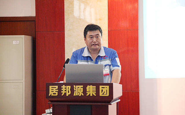 生產(chǎn)中心總監(jiān)馬永民對公司生產(chǎn)對公司員工提出的合理化建議實(shí)施成果進(jìn)行匯報(bào)。