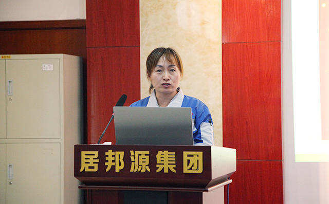 人資部部長雷廣妮對公司積分制工作匯報(bào)。