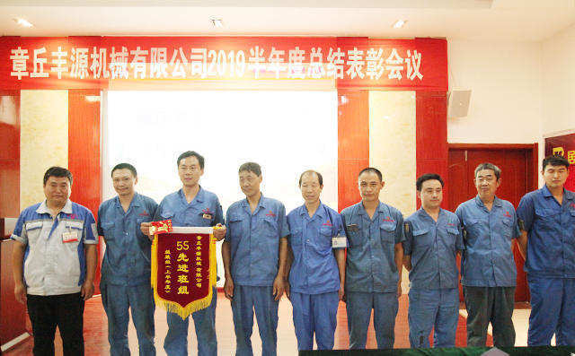 公司對做出突出貢獻(xiàn)的人員頒獎(jiǎng)，為獲得5S先進(jìn)班組員工頒發(fā)錦旗及獎(jiǎng)勵(lì)紅包200元。