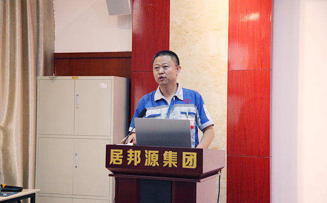 章丘豐源機(jī)械有限公司潘榮常總經(jīng)理作最后會議總結(jié)致詞。