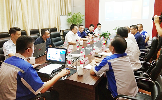 暨揭牌儀式之后校領(lǐng)導(dǎo)章丘區(qū)領(lǐng)導(dǎo)在山東居邦源機械集團董事長景奉國的引領(lǐng)下進行座談