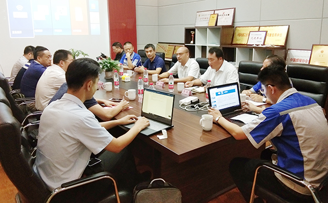 暨揭牌儀式之后校領(lǐng)導(dǎo)章丘區(qū)領(lǐng)導(dǎo)在山東居邦源機械集團董事長景奉國的引領(lǐng)下進行座談