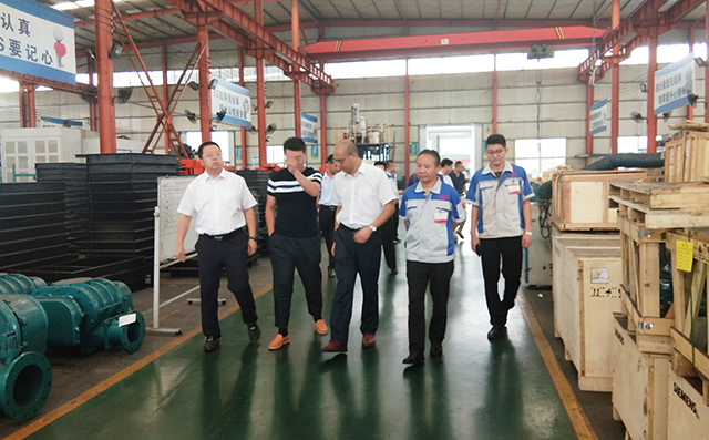 集團董事長景奉國的引領(lǐng)下大家對公司進行了參觀