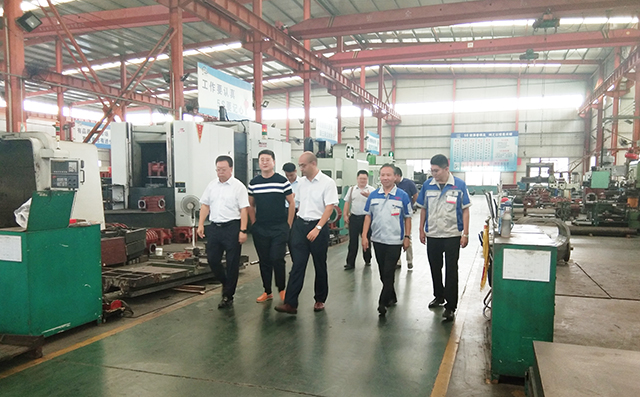 集團董事長景奉國的引領(lǐng)下大家對公司進行了參觀