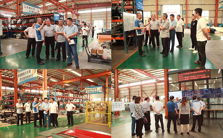 潘總向一行人介紹豐源精益生產(chǎn)車間現(xiàn)場 圖片關鍵詞