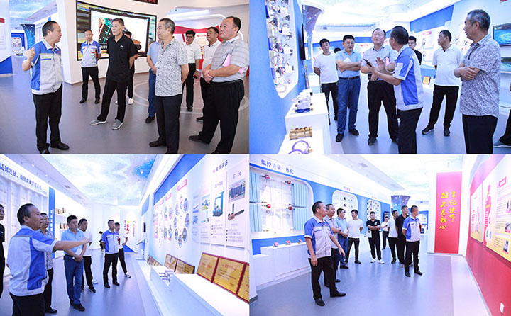 景奉國董事長向一行人介紹集團黨建 圖片關鍵詞