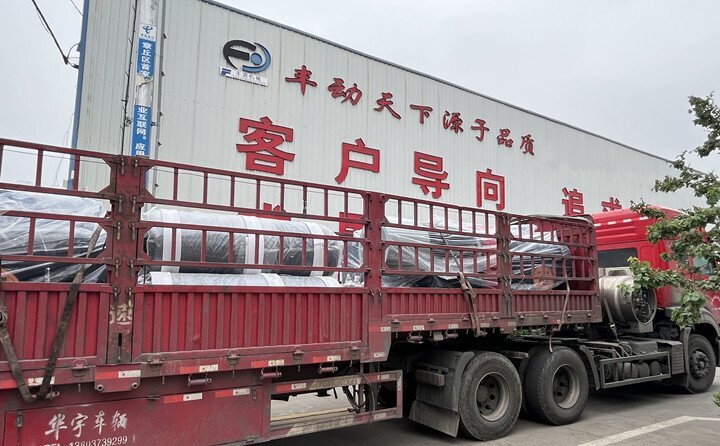 負責(zé)發(fā)貨的同事核實好產(chǎn)品名稱、規(guī)格和數(shù)量，進行了嚴(yán)格把關(guān)，與貨運公司核對好物流信息。大家通力協(xié)作，有條不絮地將風(fēng)機穩(wěn)穩(wěn)地裝在大貨車上，確保運輸過程中貨物穩(wěn)定安全。