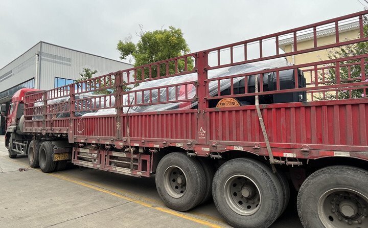 負責(zé)發(fā)貨的同事核實好產(chǎn)品名稱、規(guī)格和數(shù)量，進行了嚴(yán)格把關(guān)，與貨運公司核對好物流信息。大家通力協(xié)作，有條不絮地將風(fēng)機穩(wěn)穩(wěn)地裝在大貨車上，確保運輸過程中貨物穩(wěn)定安全。