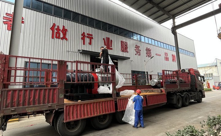 負責(zé)發(fā)貨的同事核實好產(chǎn)品名稱、規(guī)格和數(shù)量，進行了嚴(yán)格把關(guān)，與貨運公司核對好物流信息。大家通力協(xié)作，有條不絮地將風(fēng)機穩(wěn)穩(wěn)地裝在大貨車上，確保運輸過程中貨物穩(wěn)定安全。