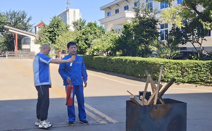 首先消防安全員對(duì)消防器材如何使用進(jìn)行細(xì)致講解，并現(xiàn)場(chǎng)演示。