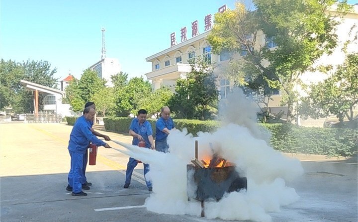以“一提、二拔、三握、四壓”的基本步驟演示使用流程，并由演練人員進(jìn)行了操作實(shí)踐。