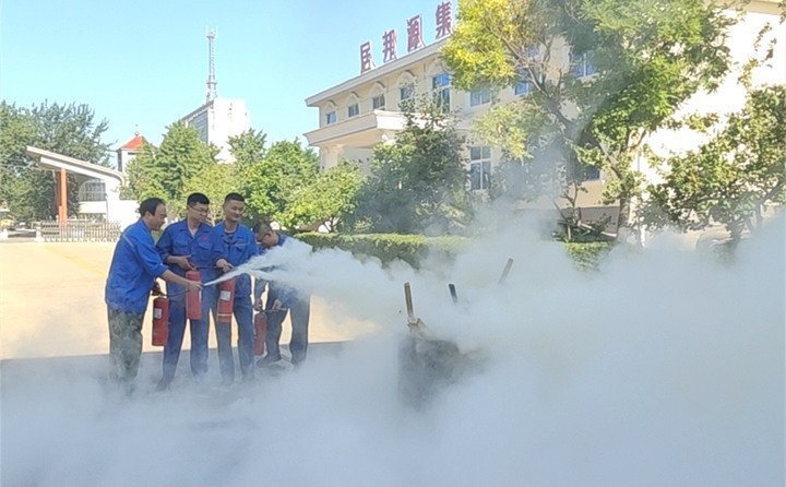 以“一提、二拔、三握、四壓”的基本步驟演示使用流程，并由演練人員進(jìn)行了操作實(shí)踐。