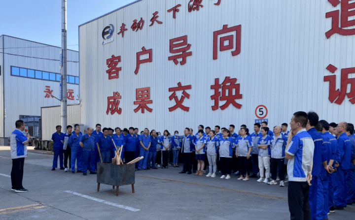 6月30日上午，章丘豐源機(jī)械有限公司組織開展了一次全面的衛(wèi)生大掃除綠化活動(dòng)。