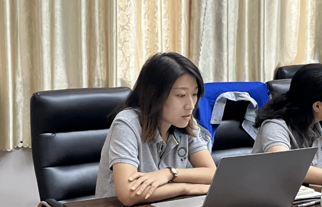 風(fēng)雨同舟2023年已經(jīng)走過了春夏，回望過去我們?cè)诖煺壑胁粩喑砷L(zhǎng)，在磨練中不斷進(jìn)步。國(guó)慶的假期仿佛還未走完，多數(shù)人還沉浸在休閑的時(shí)光，豐源已經(jīng)開始了新的征程。2023年10月6日，章丘豐源機(jī)械組織優(yōu)秀業(yè)務(wù)代表開展十一銷售座談會(huì)。本次會(huì)議與以往不同，更多的是分享，是學(xué)習(xí)。 會(huì)議紀(jì)律宣導(dǎo)完畢之后，由營(yíng)銷部長(zhǎng)盧玉麗做豐源營(yíng)銷部報(bào)告，對(duì)2023年前三季度的銷售狀況進(jìn)行總結(jié)分析。 作為豐源銷售員，我們的與眾不同之處除擁有專業(yè)的業(yè)務(wù)技能外，還需德才兼?zhèn)?。豐源優(yōu)秀業(yè)務(wù)代表與大家分享了自己1-9月份的業(yè)務(wù)開發(fā)心得，并對(duì)四季度工作開展進(jìn)行規(guī)劃。 大家一起對(duì)行業(yè)案例進(jìn)行分析，討論行業(yè)開發(fā)的策略，旨在深入了解客戶需求后，給不同行業(yè)客戶提供專業(yè)解決方案，與客戶一起成長(zhǎng)。 孫寧波總經(jīng)理為簽單、回款銷售冠軍進(jìn)行頒獎(jiǎng) 營(yíng)銷部長(zhǎng)盧玉麗公布10-12月份激勵(lì)政策 孫寧波總經(jīng)理最后講到，活到老學(xué)到老，學(xué)到老干到老。學(xué)習(xí)的時(shí)間總是短暫，但我們不曾缺少機(jī)會(huì)。鼓勵(lì)大家用知識(shí)的力量武裝自己，轉(zhuǎn)變思想觀念，輕裝上陣，努力完成全年公司目標(biāo)。